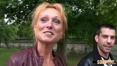 Afspelen Mendy, een volwassen vrouw die seks heeft, gekleed in een park met een rijke jongen