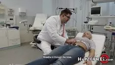 Oynat Lilli dik bir horoz ile jinekoloğu ile seks yapıyor