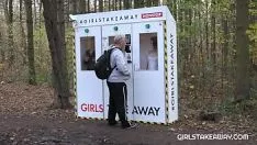 Afspelen De kerstman betaalt een teef in het bos voor een snel seksspelletje