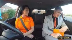 Afspelen Porno in de auto met een rondborstige brunette