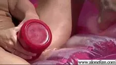 Redare Blondina care pluteste in piscina si se masturbeaza