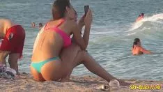 Jouer Matériel de branlette filmé à la plage avec des fesses de filles