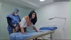 Oynat Doktorumla dalga geçiyorum ve o beni sikiyor