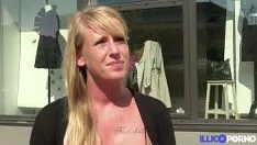 Abspielen Reife Frau auf der Straße ausgezogen und im Wald gefickt