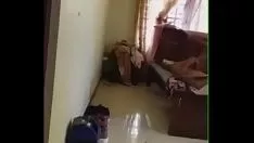 تشغيل فيلم إباحي على الإنترنت مع زوجين شابين يمارسان الجنس