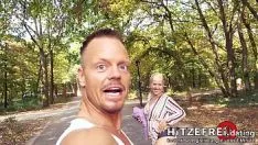 Afspelen Jana, een gekke milf, heeft seks in het park met een vreemde