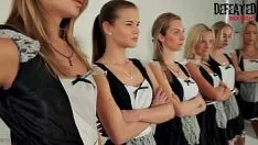 Jouer La squadra femminile di pallamano festeggia con la masturbazione di gruppo