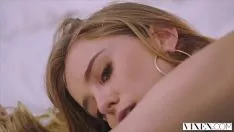 Jouer Modella bionda abbinata a un gigolò con un grosso cazzo