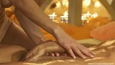 Jouer Le massage de relaxation est très proche du massage érotique pour cet homme