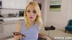 Jouer C'est un plaisir de la voir prendre une bite dans sa bouche