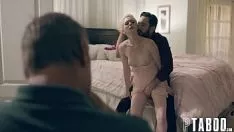 Reproduzir As tarefas que essa jovem de barriga lisa faz qualquer homem desmaiar