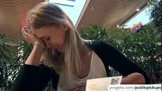Afspelen Dit superhete zwarte meisje wil je haar kutje laten zien en seks hebben