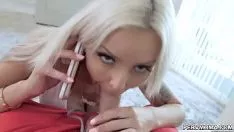 Reproduzir Ela brinca no telefone enquanto chupa um pau