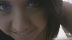 Jouer Quest'uomo è al culmine della felicità quando la ragazza lo fa eiaculare