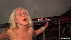 Puta negra de pelo rizado follada muy intensamente en la boca