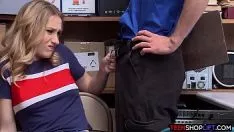 تشغيل امرأة سمراء ذات ثدي كبير تجلس على ركبتيها وتمارس الجنس عن طريق الفم
