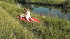 Jouer Frina, une MILF nue en public : exposition en plein air et plaisir sur la plage nudiste