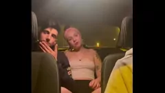 Afspelen Amateurkoppel betrappen op neuken in een taxirit met verborgen camera