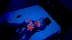 Reproduzir Loira magra em Fluo Light fica selvagem em Doggstyle Porno