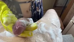 تشغيل ربة منزل مفلس" تعطي المطبخ الحميم "Handjob" تنتهي بشاعر متفجر