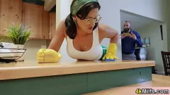 Abspielen Vollbusige MILF mit Brille betet den Vermieter an und fickt den großen Schwanz hart