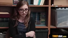 Redare Prins cu mâna roșie: Întâlnirea obraznică a unei adolescente micuțe blonde
