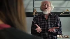 Redare Bunicul murdar îi dă adolescentului o fucking hardcore cu păsărică și creampie orală