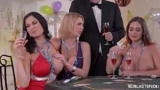 Abspielen Drei Milfs auf einer Party gefickt