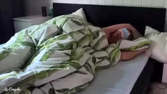 Afspelen Amateur vrouw's ochtendwake-up call: luid kreunen met vingers en lul