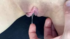 Afspelen Sensueel spuitende orgasme: close-up vingeren van 18yo geschoren poesje