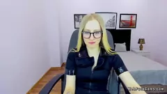 Oynat Gözlük içinde boğucu Belarus sarışın, web kamerasında küçük göğüsleri ortaya çıkarır
