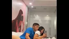 Reproduzir Chegando -se de perto e pessoal: uma sessão de massagem travessa com a amiga da minha irmã
