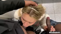 Reproducir Enco de ascensor de trío de BBC: la secretaria rubia delgada es follada por dos pollas negras
