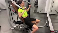 Abspielen Gebräuntes Teenie -Tease: Fitnessstudio -Abholung wird zum ersten Fickfest für das erste Date