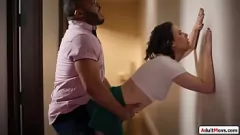 Afspelen Kleine tieten DP Queen wordt gevuld door grote zwarte pik gangbang