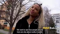 Oynat Seks için Ödenen Nakit: Abanoz Babe ile Hardcore Açık Hava Karşılaştırması