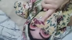 Jouer MILF arabo ricoperto di hijab schizza l'orgasmo bagnato che si masturba a porno mentre il marito prega