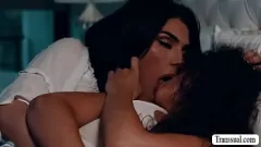 Reproduzir Travesti T-Girl tatuada fode madrasta e enteada