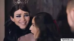 Afspelen T-Girl trio: Shemale Witch & tienerbabe's anale avontuur