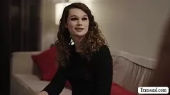 تشغيل متعرج شقراء خنثي نيكول فارس يحصل سرج من قبل زوج الأم