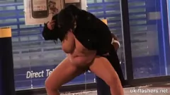 Reproducir Exhibicionista británica gordita se corre con un consolador en público