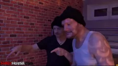 Jouer La ragazza bruna dell'ostello gode di un'intensa DP dopo Spitroast