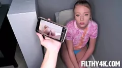 Reproducir Dixie Lynn en un encuentro tabú duro en el baño con su hermanastro: pequeña adolescente con curvas y gran culo