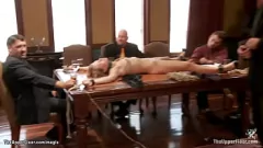 Jouer Des beautés ébène et blonde liées se font baiser brutalement dans une orgie BDSM hardcore