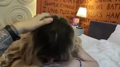 Reproducir Una nena rubia con grandes tetas y un gran culo es follada duro en una habitación de hotel