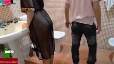 Reproducir Inmediatamente puse su polla debajo de su falda como me gusta.