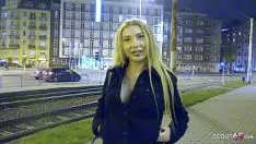 Jouer Botox blonde trouvée dans la gare et baisée