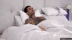 Afspelen Een stomend trio met India Summer: rondborstige vriendin en rijpe stiefmoeder genieten van grote lullen en deepthroat-actie