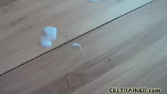 Reproducir Puta sumisa obligada a comerse su propio semen en una brutal escena bdsm femdom