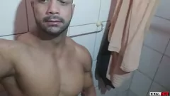 Redare Mike Hot, amatorul obraznic din Rio de Janeiro, isi masturbeaza penisul mare si face o ejaculatie fierbinte pentru un client
